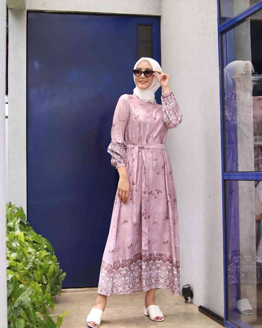 10 Inspirasi Long Dress Hijab Ala Erica Putri, Tampil Anggun dan Menawan