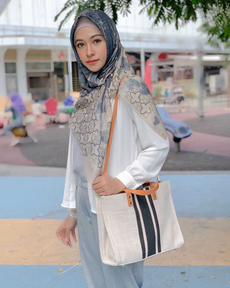 10 Inspirasi Outfit Kasual ala Poppy Bunga, Cocok untuk Hangout