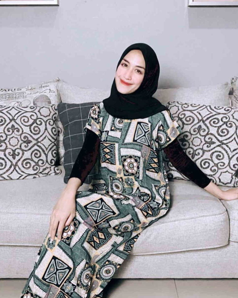 10 Gaya Hijab Icha Anisa, Pemain FTV yang Miliki Pesona Adem - Dailysia