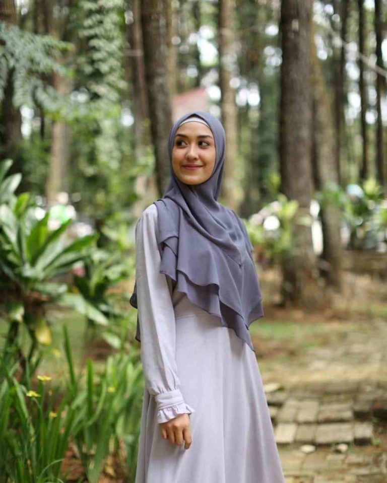 10 Gaya Hijab Icha Anisa, Pemain FTV yang Miliki Pesona Adem - Dailysia