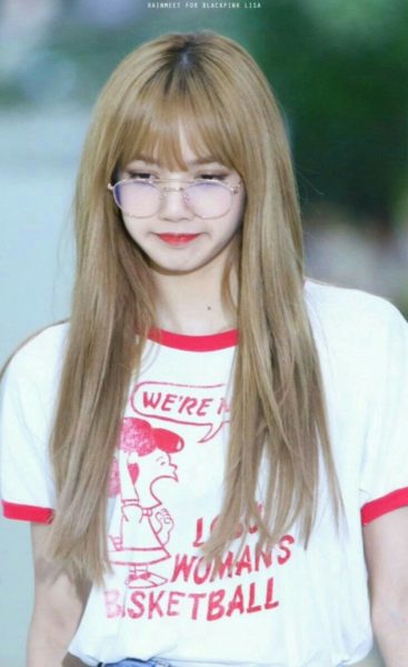 Pakai Kacamata, Ini 10 Pesona Lisa Blackpink yang Cantik & Mempesona