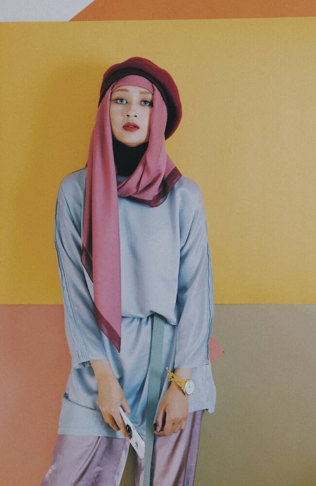 Tampil Memukau, 10 Gaya Hijab Dipadu dengan Topi Baret - Dailysia