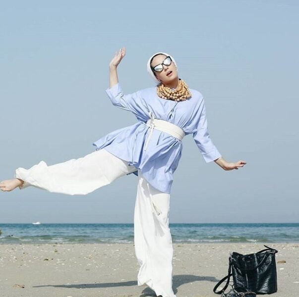 10 Inspirasi Outfit Hijab ke Pantai, Feminim dengan Rok & Jumpsuit