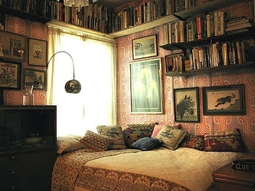 Books stacked  Ide dekorasi kamar tidur, Rumah indah, Ide dekorasi kamar