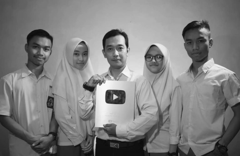 10 Fakta Putih Abu-Abu, Grup Vokal yang Nge-Hits di YouTube - Dailysia