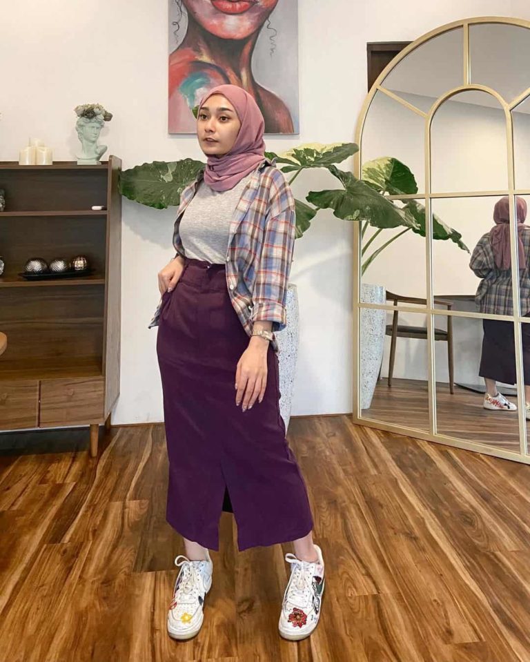 10 Inspirasi OOTD Hijab Kaos Lengan Pendek ala Dezziya Astrina