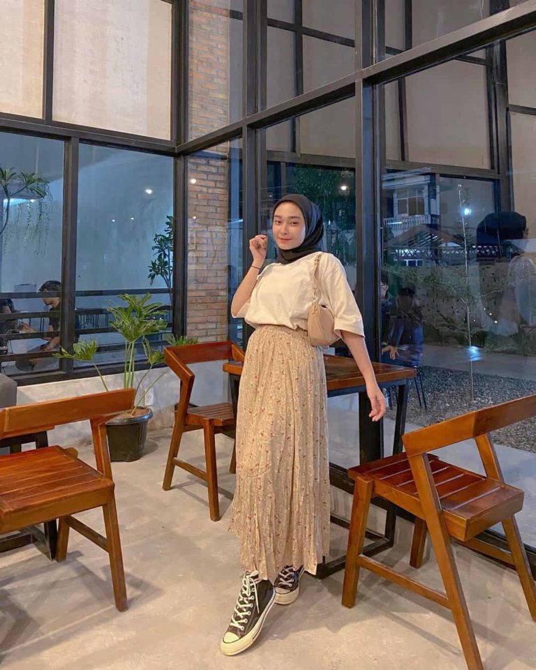 10 Inspirasi OOTD Hijab Kaos Lengan Pendek ala Dezziya Astrina