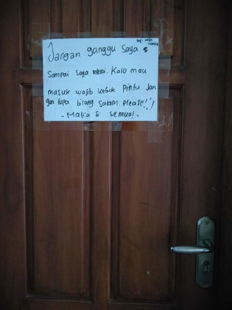 10 Tulisan  di  Depan Pintu  Kamar Ini Endingnya Bikin Ngakak 