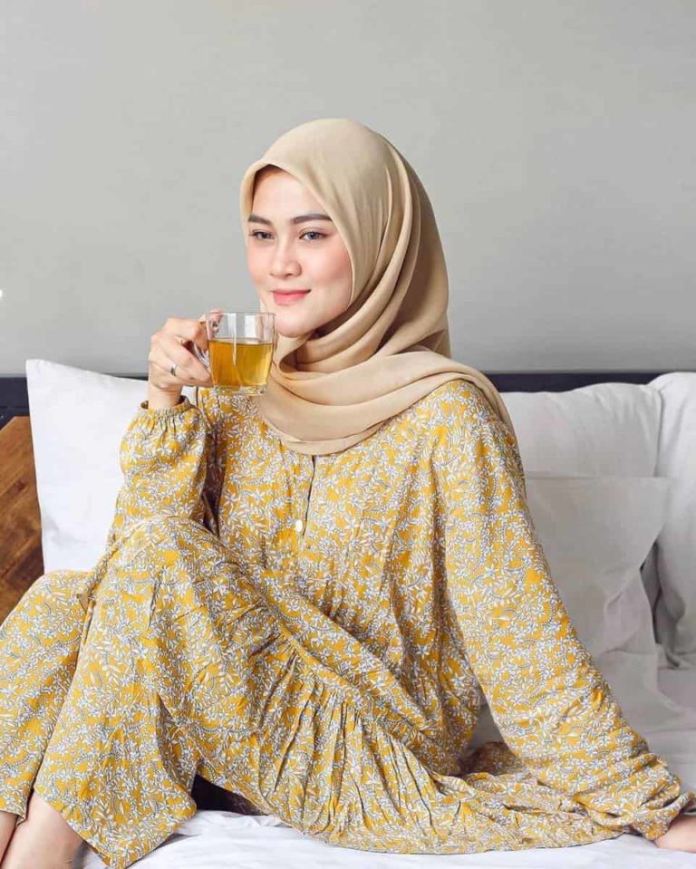 10 Pesona Henny Rahman, Selebgram Berhijab Mantan Istri ...