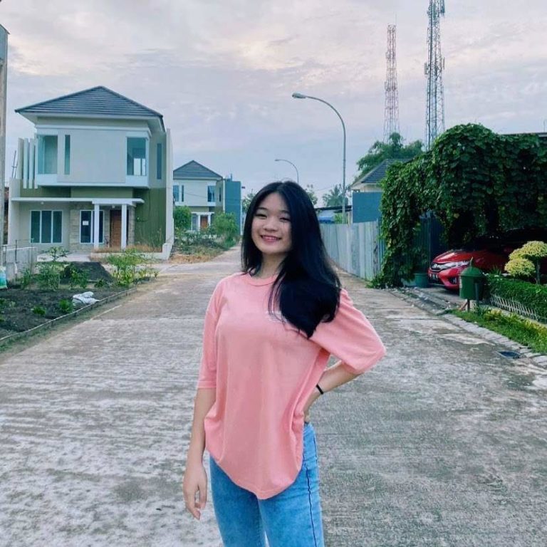 10 Potret Eunice Tjoaa Tiktoker Cantik Yang Jago Main Game Dailysia