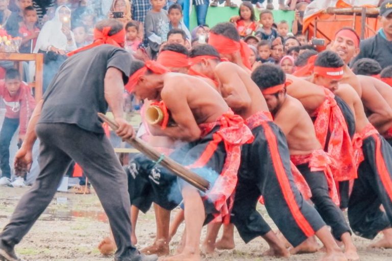 Bambu Gila Permainan Tradisional Masyarakat Maluku Yang Magis