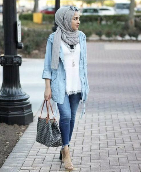 10 OOTD Jaket Jeans Hijab, Bisa Dipadukan Rok atau Celana