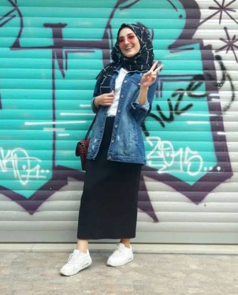 10 OOTD Jaket Jeans Hijab, Bisa Dipadukan Rok atau Celana